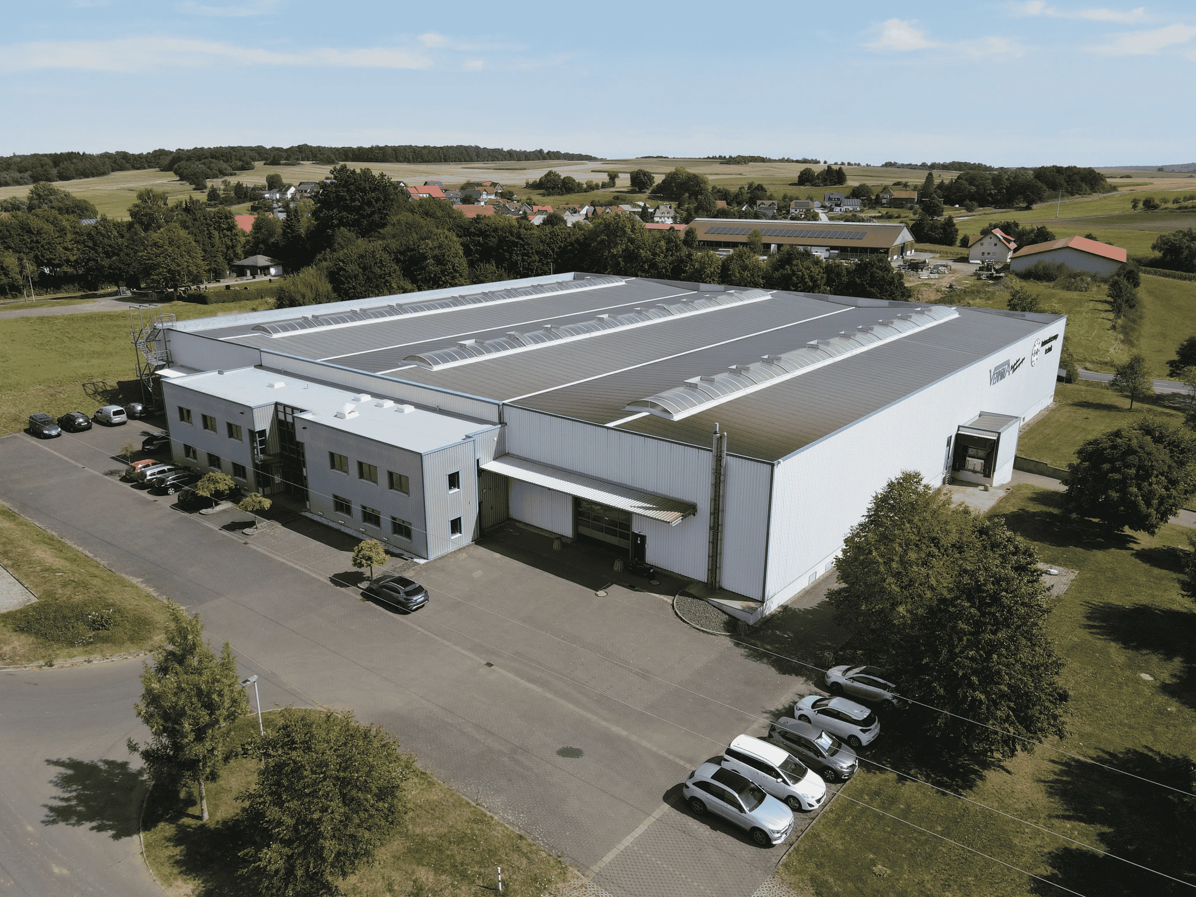 Schräge Luftaufnahme der Produktionshalle am S+R Standort Homberg/Ohm