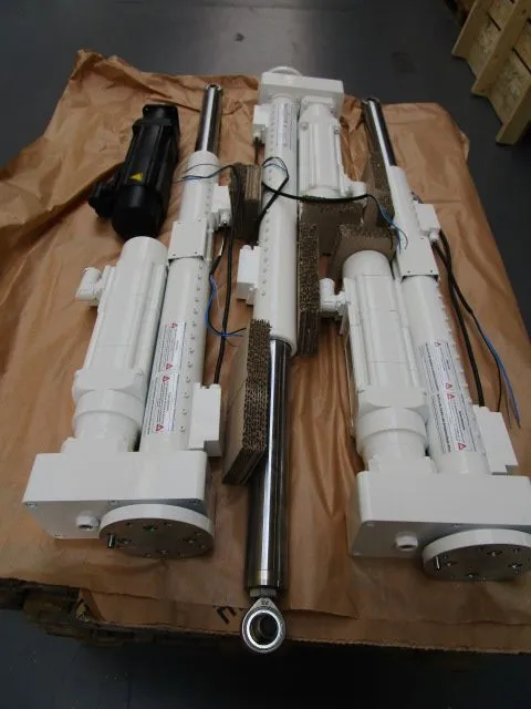 Hexapod-Positionierung: sechs Elektrohubzylinder für ein Großteleskop: Vormontierte Hexapod-Zylinder in der Verpackung vor Versand und Installation.