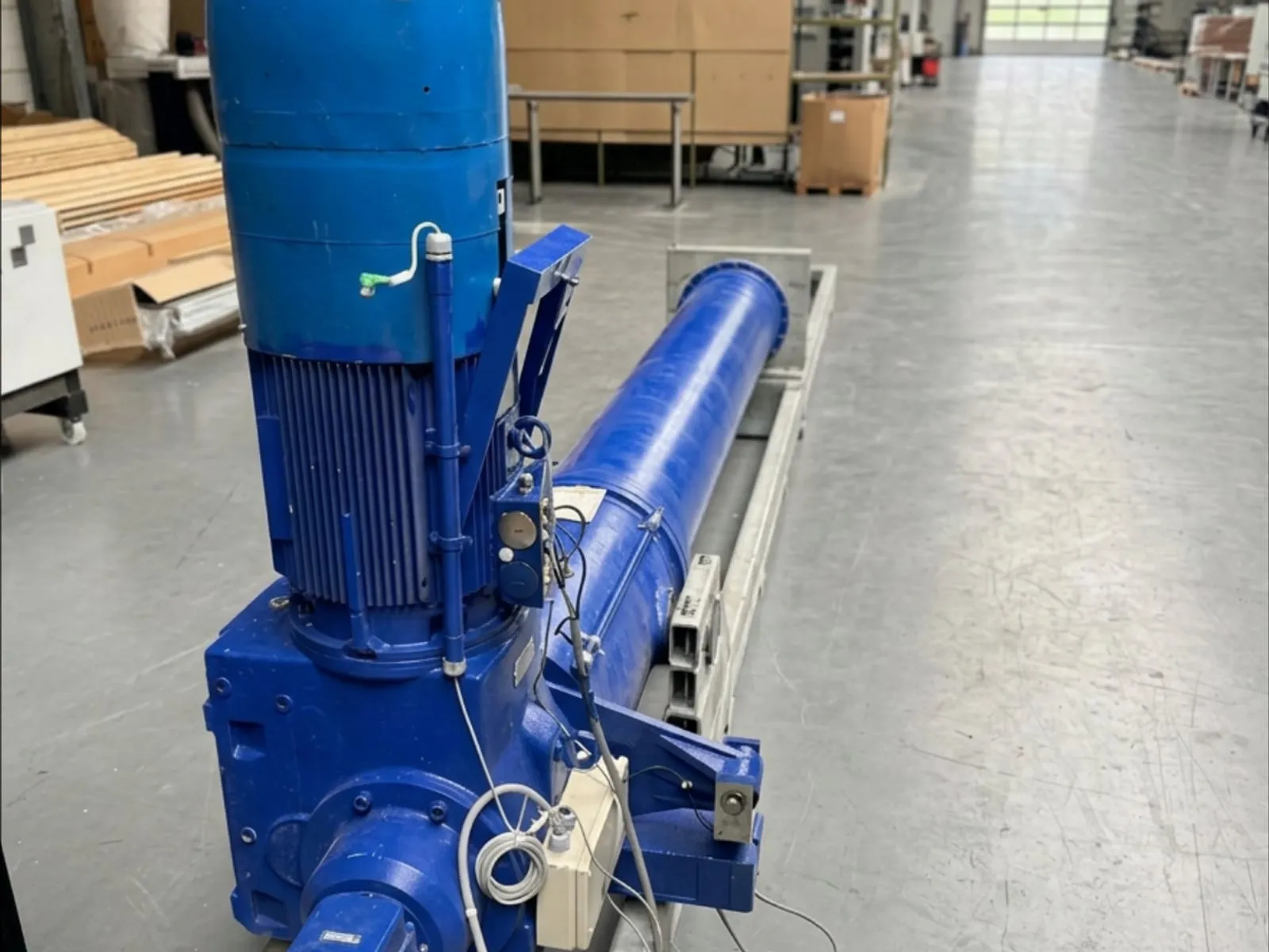 Contrôle de détail sur un vérin électrique lourd à l'atelier