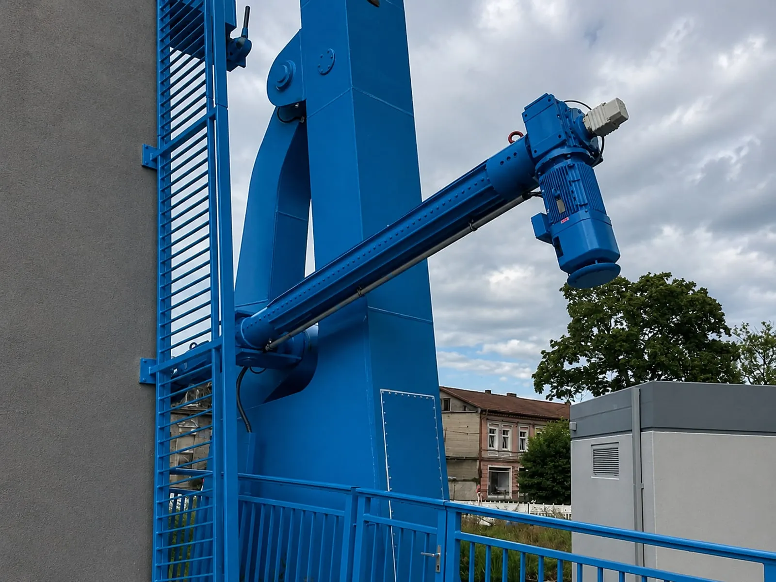 Electric actuator with motor and mounting on a movable bridge