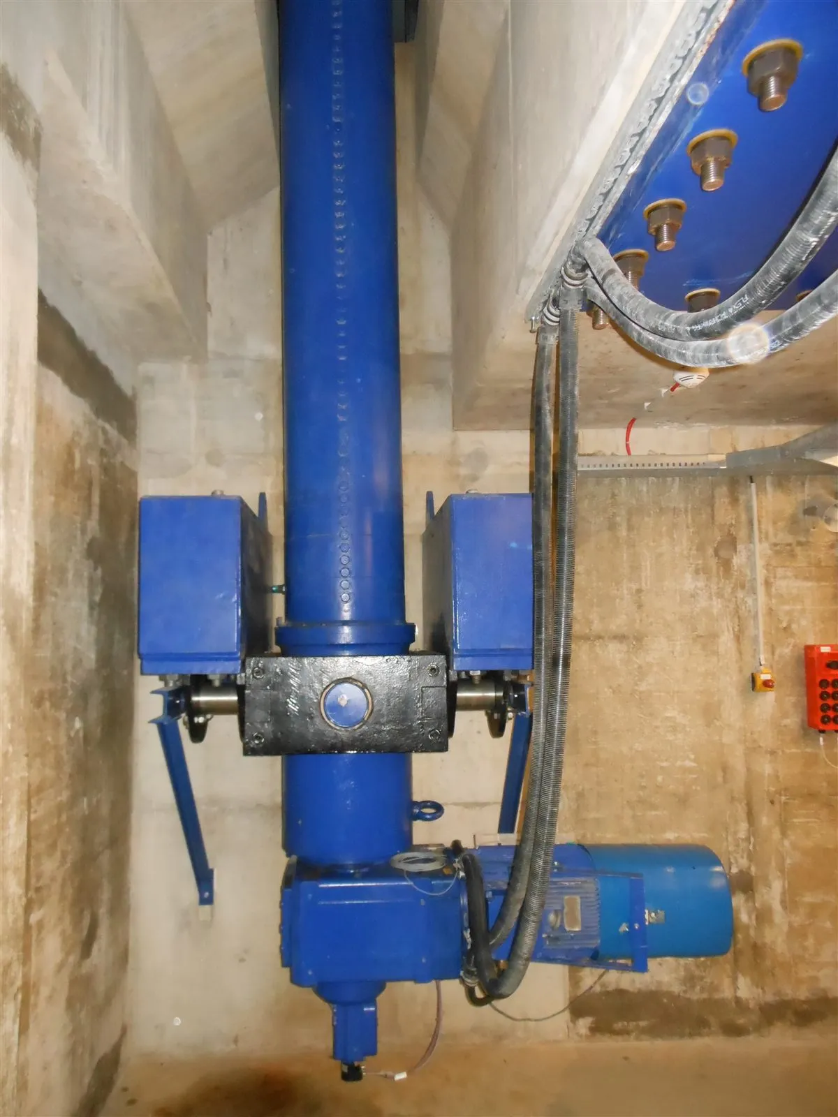 Entraînement d'écluse charge lourde avec 22 vérins électriques: Point d'entraînement vertical dans l'écluse avec palier protégé et raccordements accessibles.
