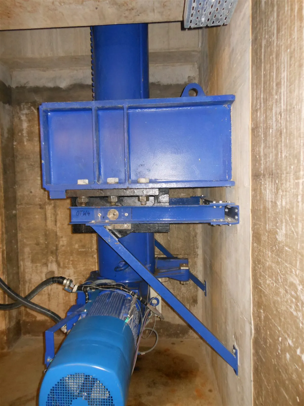 Entraînement d'écluse charge lourde avec 22 vérins électriques: Accès service sur l'ouvrage : fenêtre de maintenance, démontage et sécurité d'exploitation sont intégrés.