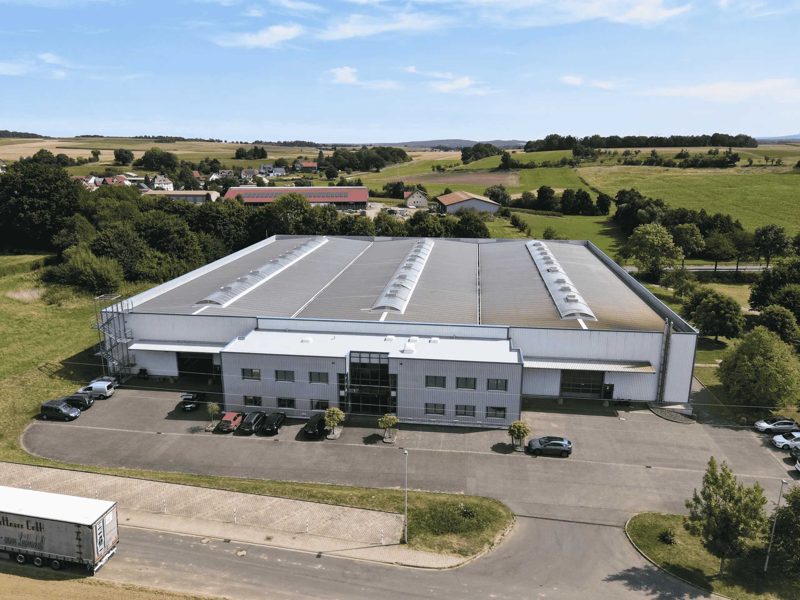 Luftaufnahme des S+R Standorts in Homberg/Ohm mit Produktionshalle und Verwaltungsgebäude