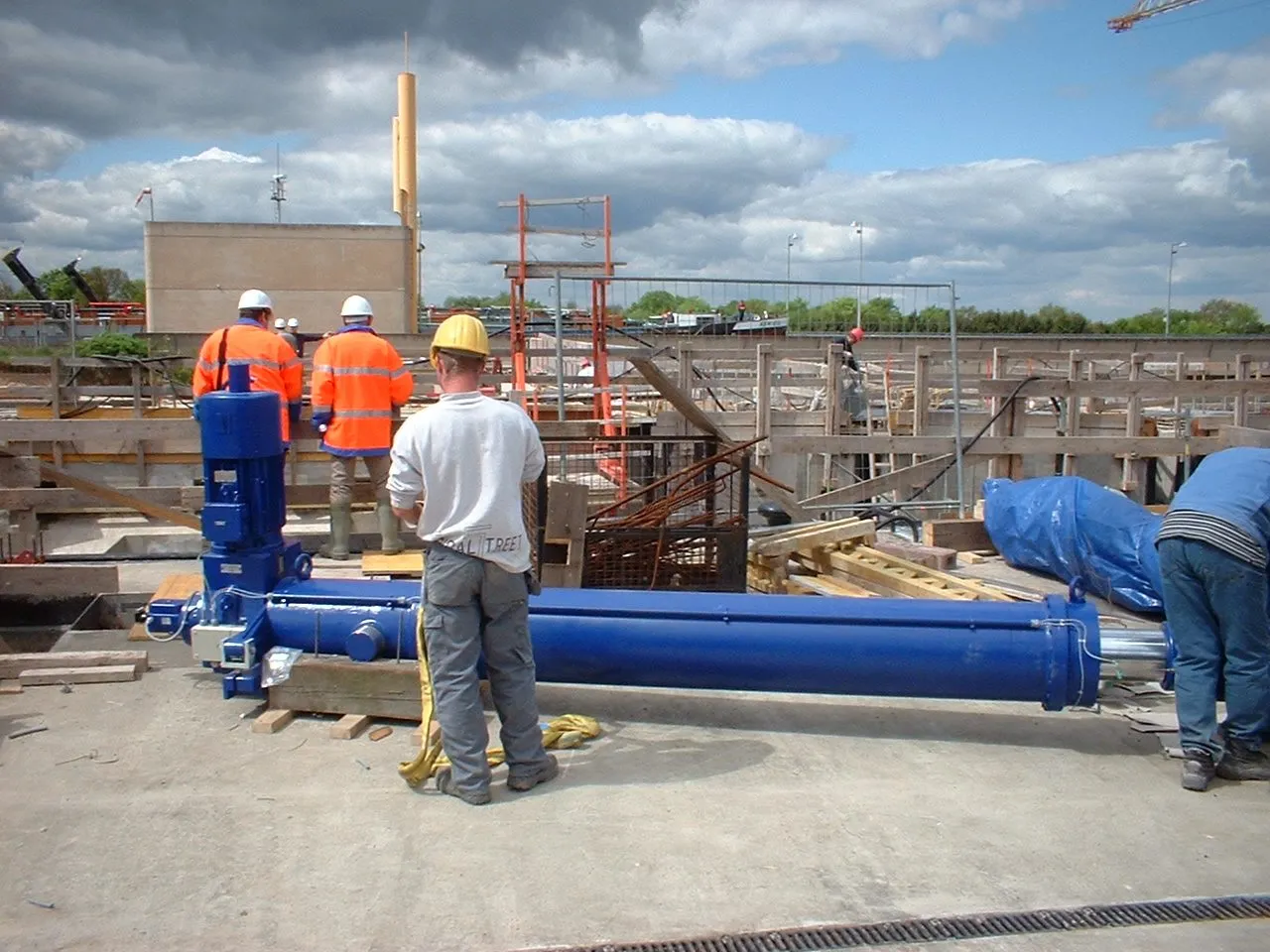 Hydraulic steel structures: application image 5 with electric actuator