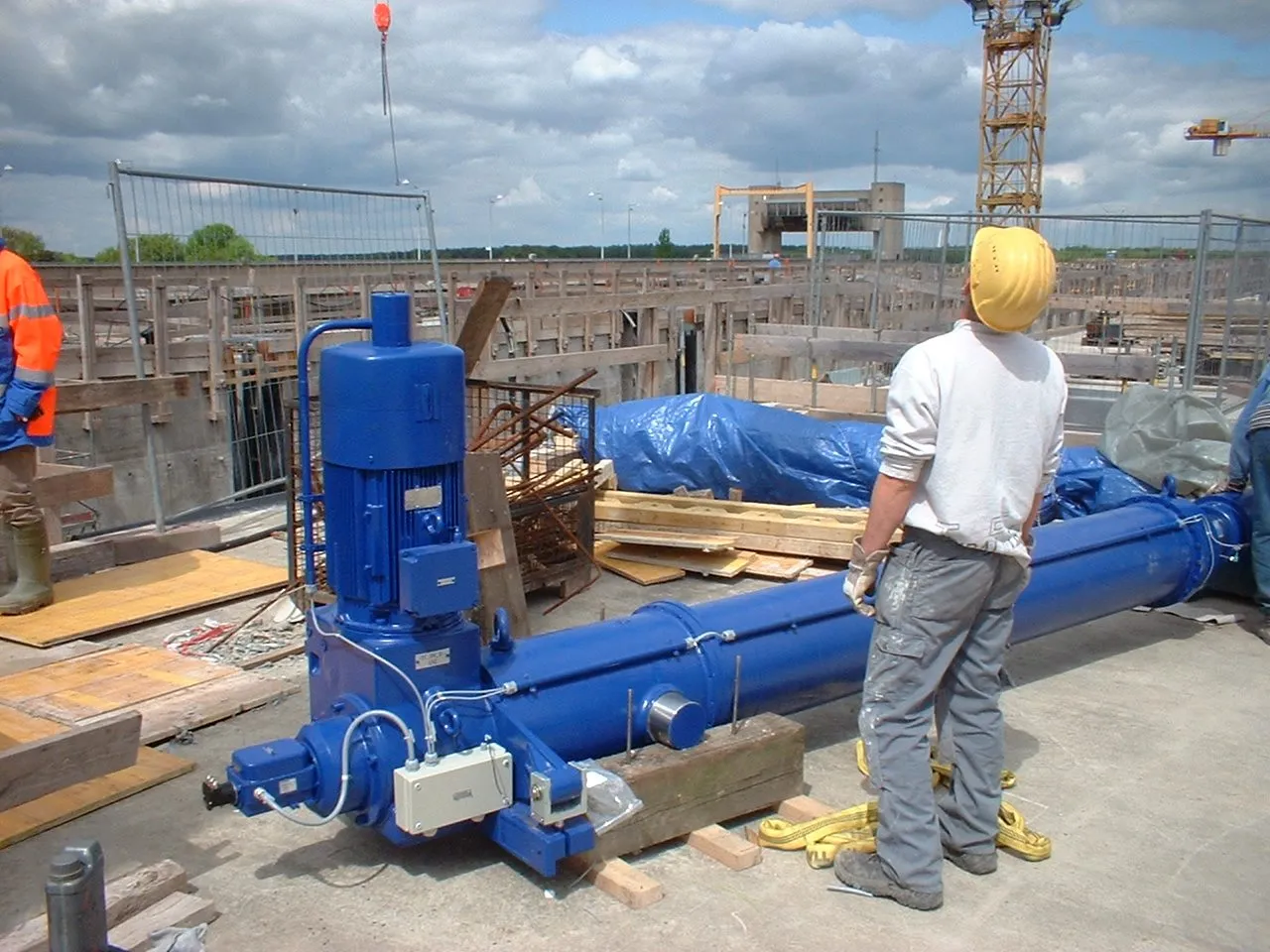 Hydraulic steel structures: application image 6 with electric actuator