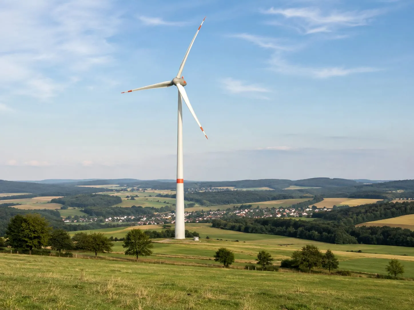 Windkraftanlage in hügeliger Landschaft – Anwendungsumfeld für robuste Elektrohubzylinder von S+R